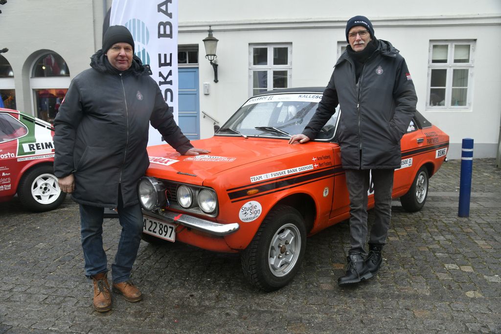 Brødrene Arne og Bent Fasberg fra Karlslunde og Tune kører deres tredje ”Monte” med deres Hillman Sunbeam Avenger fra 1973 og holder sig fint i løbets bedste tredjedel som nr. 66
(Foto: privat)